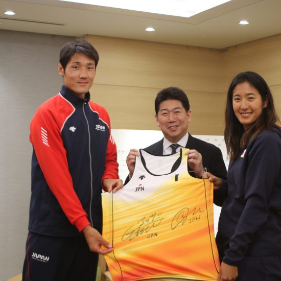 嶋岡会長、石島、二見両選手が、川崎市の福田市長を表敬訪問。